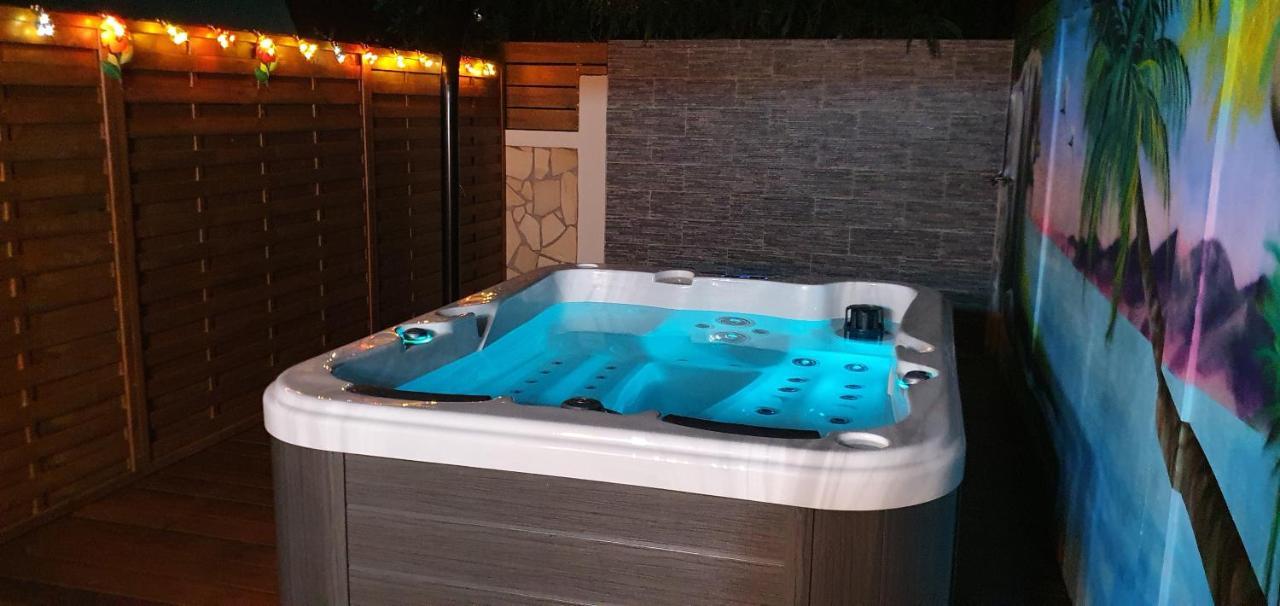 "Chez Claudia "Charmant Logement Avec Jacuzzi Privatif En Toute Intimite Sur Belle Terrasse Exterieure En Bois Et Piscine Courcelles Ngoại thất bức ảnh