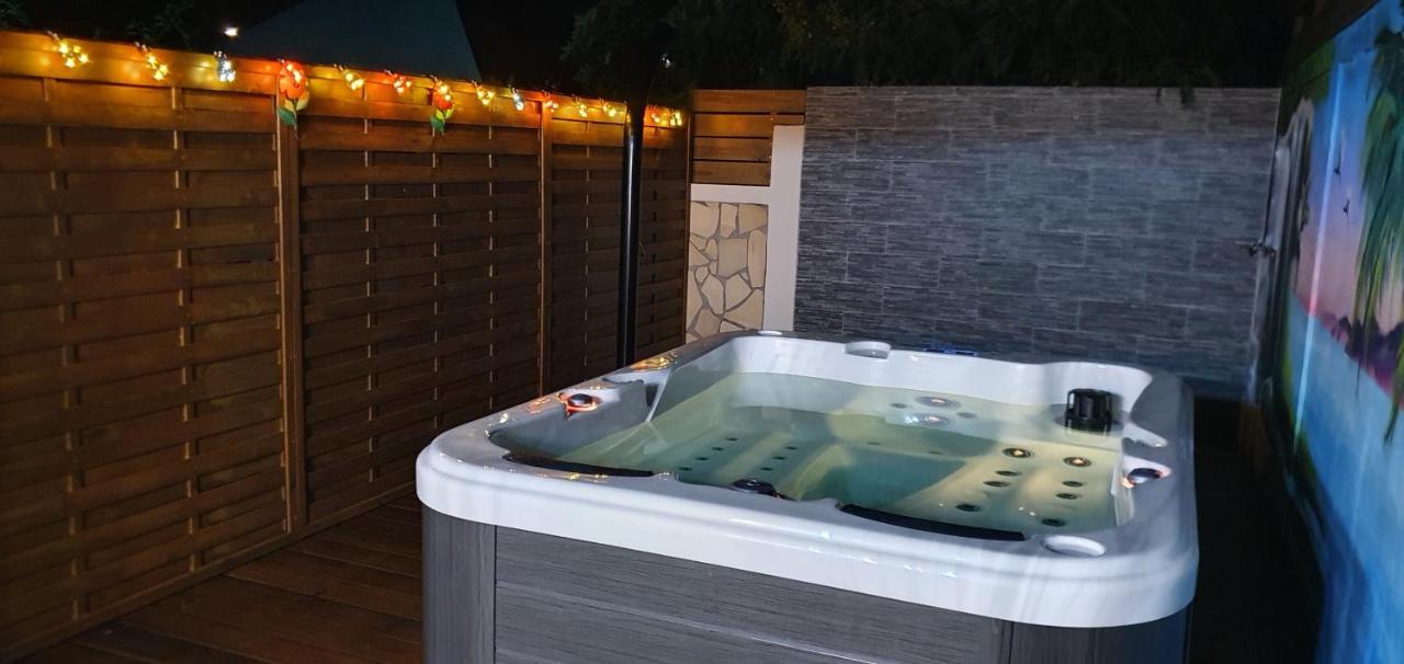 "Chez Claudia "Charmant Logement Avec Jacuzzi Privatif En Toute Intimite Sur Belle Terrasse Exterieure En Bois Et Piscine Courcelles Ngoại thất bức ảnh